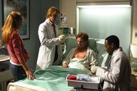 Dr. House – Mindy Gross (Alexis Thorpe, l.) macht sich große Sorgen um ihren Freund Brandon Merrell (Kevin Zegers, 2.v.r.). Dr. Robert Chase (Jesse Spencer, 2.v.l.) und Dr. Eric Foreman (Omar Epps, r.) versuchen den Grund für seine plötzliche Bewusstlosigkeit herauszufinden.