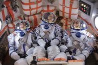 The Big Bang Theory – Gemeinsam mit Dimitri (Pasha D. Lychnikoff, M.) und Mike Massimino (Mike Massimino, r.) geht Howard (Simon Helberg, l.) auf Weltraummission ...
