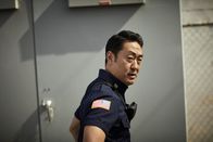 9-1-1 Notruf L.A. – (1. Staffel) - Als Feuerwehrmann gibt Howie "Chimney" Han (Kenneth Choi) jeden Tag sein Bestes, doch in seinem Privatleben will es einfach nicht rund laufen ...