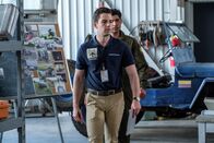 Mayday - Alarm im Cockpit – Brantford, Ontario, Kanada - Ermittler Echeverri (gespielt von Isaiah Kolundzic) und ein Offizier der Air Force gehen zu weiteren Beweisen, entschlossen, der Absturzursache von Aires Flug 8250 auf den Grund zu gehen. (Cineflix 2019/Darren Goldstein)