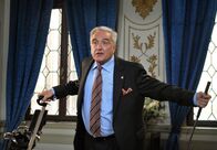 Donna Leon – Vice-Questore Patta (Michael Degen) spielt im Büro Golf.