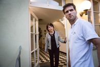 Akte Ex – Lukas Hundt (Oliver Franck, r.) arbeitet undercover als neuer Saunameister im Wellnesstempel. Hat Diana Langkamp (Anke Sevenich, l.) Verdacht geschöpft?