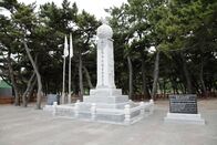 I Wouldn't Go In There – Yeongdeok, Gyeongsangbuk-do, Südkorea: Jangsa Beach Memorial, ein kleines Denkmal zum Gedenken an die Operation am Jangsa Beach. (Bildnachweis: National Geographic Channels/Gus Agustin Montealto)