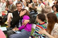 The Middle – Axls Abschlusszeremonie: Die Geschwister Brick (Atticus Shaffer, 2.v.r.) und Sue (Eden Sher, r.) sowie Vater Mike (Neil Flynn, l.) unterstützen ihren Absolventen, nur die emotionale Mutter Frankie (Patricia Heaton, 2.v.l.) ist noch nicht bereit, loszulassen ...