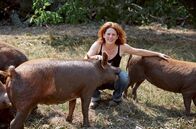 Lecker aufs Land – Judith Wohlfarth studierte BWL und arbeitete als Finanzmathematikerin bei einer Bank in München. 2008 kaufte sie mit ihrer Mutter einen Hof bei einer Zwangsversteigerung und baute ihn um. Heute führt Judith eine Landwirtschaft mit eigenem Schlachthaus und Metzgerei und hat 30 Angestellte.