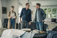 SOKO München – Dominik Morgenstern (Joscha Kiefer, r.) und Resi Schwaiger (Mersiha Husagic, l.) sprechen mit Matthias Berger (Thorsten Nindel, M.).