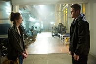 Jack Ryan: Shadow Recruit – Immer wieder gelingt es der angehenden Ärztin Cathy (Keira Knightley, l.), den deprimierten und verwundeten Ex-Marine Jack Ryan (Chris Pine, r.) zu motivieren, seine momentane Behinderung zu bekämpfen. Mit durchschlagendem Erfolg ...