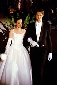 Gilmore Girls – Ihrer Großmutter zuliebe nimmt Rory (Alexis Bledel, l.) zusammen mit Dean (Jared Padalecki, r.) am Debütantinnenball teil, um in die feine Gesellschaft aufgenommen zu werden. Doch dafür muss auch ihr Vater anreisen, um sie vorzustellen ...