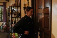 The Rookie – Lucy Chen (Melissa O'Neil) bewacht einen hochansteckenden Mann.