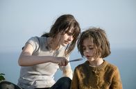 Anna – Seit dem Tod ihrer Mutter ist Anna (Giulia Dragotto, li.) mehr als nur eine große Schwester für Astor (Alessandro Pecorella, re.). Sie versucht Astor bei Laune zu halten, obwohl sie selbst weiß, dass der Weg zum Festland ihre letzte Reise sein könnte.