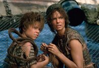 Waterworld – In der fernen Zukunft ist die Welt buchstäblich ins Wasser gefallen. Die Polarkappen sind geschmolzen und die Überlebenden (v.l.n.r.: Tina Majorino, Jeanne Tripplehorn) der Apokalypse versuchen auf künstlichen Inseln ein neues Gemeinwesen aufzubauen ...