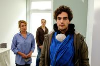 Liebe. Jetzt! – Die erste Begegnung von Kai (Pascal Houdus, r.) und Udo (Timo Jacobs, M.) läuft für Rosa (Kirsten Block, l.) alles andere als rund.