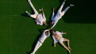 Exit – Nach vielen rauschhaften Drogen- und Sexexzessen entspannen die vier Freunde Adam (Simon J. Berger, unten rechts), Henrik (Tobias Santelmann, oben rechts), Jeppe (Jon Øigarden, unten links) und William (Pål Sverre Hagen, oben links) auf einer Dachterrasse und führen tiefgründige Gespräche.