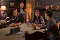 Charmed – (v.l.n.r.) Macy Vaughn (Madeleine Mantock); Mel Vera (Melonie Diaz); Maggie Vera (Sarah Jeffery); Harry Greenwood (Rupert Evans)