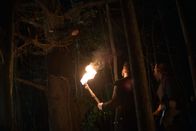 Salem – Nachdem Reverend Mather (Seth Gabel, M.) und John (Shane West, r.) eine Hexe in die Falle getappt ist, versuchen sie, Rose (Diane Salinger, l.) zu befragen. Doch das stellt sich als schwerer heraus, als gedacht ...
