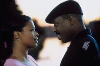 Big Mama's Haus – Glücklicherweise ahnt die wunderschöne Sherry (NiaLong, l.) nicht, dass Malcolm (Martin Lawrence, r.) nicht ganz koscher ist ...