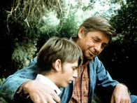 Die Waltons – Jim-Bob (David W. Harper, l.) grübelt, ob er Prediger werden soll. Sein Vater John (Ralph Waite, r.) schildert ihm seine Auffassung von Religiosität.