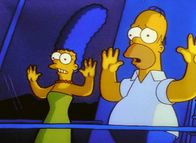 Die Simpsons – Vom Leuchtturm aus sehen Marge und Homer erschreckt, wie ein Schiff auf sie zusteuert.