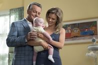 Fresh off the Boat – Während Louis plötzlich zweifelt, ob es die richtige Entscheidung ist, alleiniger Besitzer der Cattleman's Ranch zu sein, bereiten sich Marvin (Ray Wise, l.) und Honey (Chelsey Crisp, r.) auf das bevorstehende Leben zu dritt vor.