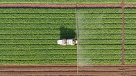 Große Erfindungen – Bisher versprühen Landwirte großflächig Pestizide auf dem Feld