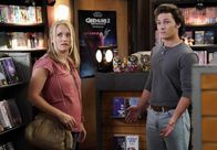Young Sheldon – Mandy (Emily Osment, l.); Georgie Cooper (Montana Jordan, r.)