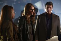 Castle – Sie wollen herausfinden, wer Becketts (Stana Katic, M.) Mutter ermordet hat: Beckett, Castle (Nathan Fillion, r.) und Gates (Penny Johnson Jerald, l.) ...