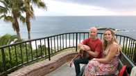 Wunderschön! – Moderatorin Tamina Kallert (r) mit dem Musiker Dicki Fliszar in Laguna Beach.