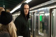 Run All Night – Als der harmlose Mike (Joel Kinnaman), Sohn eines Ex-Mafiakillers, zufällig den Mord an einem Drogenhändler beobachtet, gerät er ins Visier der Drogenbarone, die ihn sofort liquidieren wollen. Pech nur, dass er einen erfahrenen Schützen als Vater hat ...