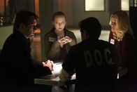 Castle – In der Todeszelle treffen Castle (Nathan Fillion, l.) und seine Tochter Alexis (Molly C. Quinn, 2.v.l.) auf den zum Tode verurteilten Frank Henson (James Carpinello, 2.v.r.) und dessen verzweifelte Verlobte Maggie (Joelle Carter, r.) ...