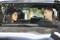 The Rookie – Angela (Alyssa Diaz) bietet Tim (Eric Winter) ihre Unterstützung bei der unautorisierten Verfolgung einer gefährlichen Person an, unbeeindruckt von der Gefahr, dadurch ihren Job zu verlieren.