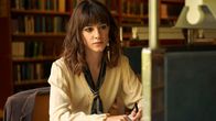 Normal People – Auch Marianne (Daisy Edgar-Jones) hat sich auf dem Campus gut eingelebt. Sie konzentriert sich zielstrebig auf ihr Studium. Doch das unerwartete Wiedersehen mit Connell wirft sie komplett aus der Bahn.