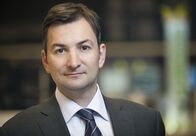 Plusminus – Markus Gürne ist neuer Chef der hr-Börsenredaktion. Nach vier Jahren in Asien berichtet er jetzt vom Frankfurter Börsenparkett. Das ARD-Team um Markus Gürne berichtet mehrmals täglich live - in Morgenmagazin, Tagesschau und Tagesthemen.
