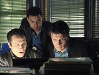 Castle – Ein corrupter Cop scheint sich in den eigenen Reihen zu befinden. Kevin Ryan (Seamus Dever, l.), Javier Esposito (Jon Huertas, M.) und Richard Castle (Nathan Fillion, r.) begeben sich auf Spurensuche.