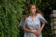 Killing Eve – Auch in Großbritannien hat Villanelle (Jodie Comer) mit ihren Verletzungen zu kämpfen. Dennoch ist sie ihrem Ziel einen Schritt näher gekommen.