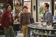 The Big Bang Theory – Auf der Suche nach dem Besitzer einer Drohne statten Raj (Kunal Nayyar, l.) und Howard (Simon Helberg, M.) auch Stuart (Kevin Sussman, r.) einen Besuch ab ...