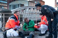 Notruf Hafenkante – Marvin Färber (Benjamin Trinks, 2.v.l.) hatte einen Fahrradunfall. Während sich Dr. Haase (Fabian Harloff, l.) um den Verletzten kümmert, hat Mattes (Matthias Schloo, r.) Fragen zum Unfallhergang.