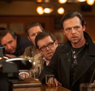 The World's End – Eigentlich hatte Gary (Simon Pegg, r.) geplant, mit seinen alten Freunden Peter (Eddie Marsan, l.), Steven (Paddy Considine, 2.v.l.), Andy (Nick Frost, 2.v.r) und Oliver in Erinnerungen zu schwelgen, doch in dem kleinen Örtchen Newton Haven scheint nichts mehr so zu sein, wie es mal war ...