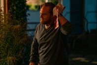 Der Spalter – Lars (Axel Stein) wundert sich, was mit ihm passiert ist.