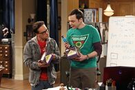 The Big Bang Theory – Penny hat für Leonard (Johnny Galecki, l.) und Sheldon (Jim Parsons, r.) ein original verpacktes Star-Trek-Spielzeug aus dem Jahr 1975 besorgt. Die beiden sind völlig von den Socken ...