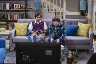 The Big Bang Theory – Kunal Nayyar als Rajesh Koothrappali (l.) und Simon Helberg als Howard Wolowitz (r.)