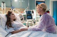 In aller Freundschaft – Hanna Globisch (Helena Pieske, li.) beteuert ihrer Mutter Dr. Kathrin Globisch (Andrea Kathrin Loewig, re.), dass sie das Liquid Ecstasy nicht freiwillig eingenommen hat.