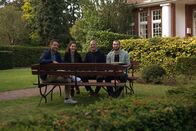 Roadtrip 1945 – Mirko Drotschmann trifft die Nachfahren von Manfred Gans. Von links: Mirko Drotschmann, Großnichte Sivan Ziv, Sohn Daniel und Enkel Dylan