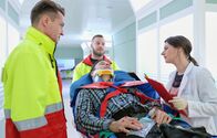 In aller Freundschaft – Frank Geißler (Atef Vogel, liegend) wird vom Notarzt (Markus Neumann, li.) nach einem Sturz von einem Gerüst eingeliefert. Als Dr. Maria Weber (Annett Renneberg, re.) ihn in der Sachsenklinik aufnimmt, ist Frank sofort von ihr fasziniert. Mitte hinten: Komparse