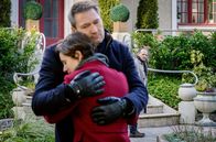 Sturm der Liebe – Markus (Timo Ben Schöfer, hinten r.) kann die Nähe zwischen Christoph (Dieter Bach, M.) und Eleni (Dorothée Neff, vorne) kaum mitansehen.