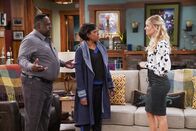 The Neighborhood – (v.l.n.r.) Calvin Butler (Cedric the Entertainer); Tina Butler (Tichina Arnold); Gemma Johnson (Beth Behrs)