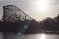 Faszination Achterbahn – Die Holzachterbahn Colossos im Heide Park Resort in Soltau: ein furchteinflößender Monolith, der die Landschaft bestimmt