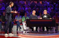 Wer weiß denn sowas? – Moderator Kai Pflaume (l.) mit Rateteam-Kapitän Elton (r.) und dem Musiker und Mitglied der "Shanty Rock"-Band "Santiano", Björn Both (M.).