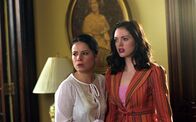 Charmed - Zauberhafte Hexen – Zwei Brüder aus Leos alter Schulzeit versuchen, Piper (Holly Marie Combs, l.) zu töten, was ihnen auch fast gelingt. Im letzten Augenblick kommt Paige (Rose McGowan, r.) zu Hilfe.