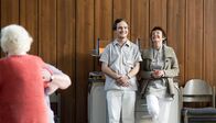 Sein letztes Rennen – Rita (Katrin Sass) und Pfleger Tobias (Frederick Lau) vertragen sich.