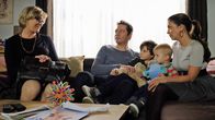 In aller Freundschaft – Es nützt aber nichts - am nächsten Tag brauchen sie ein Kindermädchen und Frau Tietze wird das übernehmen.